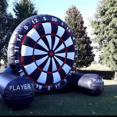 football darts tiro a segno con le palle da calcio, vince chi fa più punti