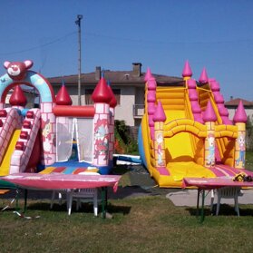 pink castle e tower slide Con questi 2 gonfiabili la tua festa sarà unica e tutti i bambini ti adoreranno
