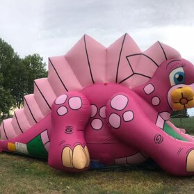 daysi dino colorato gonfiabile rosa a forma di dinosauro, con i suoi 6m di profondità, largo 3,5m e alto 3,5m