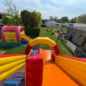 super slide climb la sua maestosa altezza con il suo colorato scivolo arancione