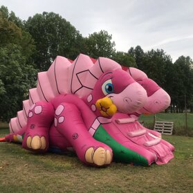 daysi dino colorato gonfiabile rosa a forma di dinosauro, con i suoi 6m di profondità, largo 3,5m e alto 3,5m