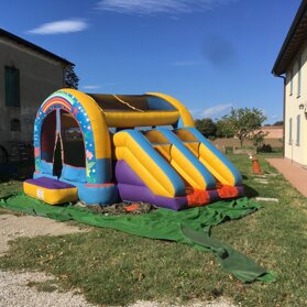 bounce slide arcobaleno ideale per i le feste con i bimbi piccoli. un quadrato di 5m e alto 3,5m bounce slide arcobaleno ideale per i le feste con i bimbi piccoli. un quadrato di 5m e alto 3,5m