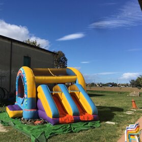 bounce slide arcobaleno ideale per i le feste con i bimbi piccoli. un quadrato di 5m e alto 3,5m bounce slide arcobaleno ideale per i le feste con i bimbi piccoli. un quadrato di 5m e alto 3,5m
