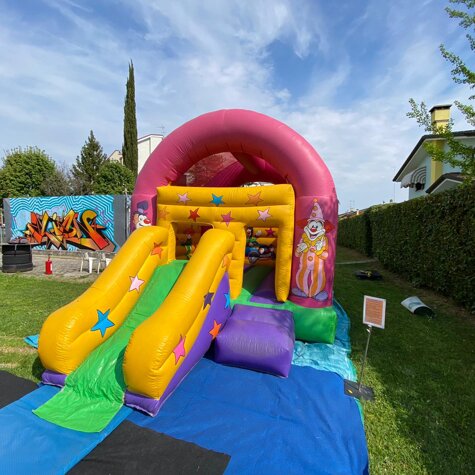 bounce slide arcobaleno fantastico e colorato saltarello con scivolo medio. Adatto ai bambini da 5 anni fino a 10 anni