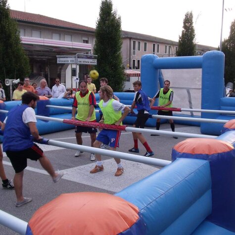Calcio Ballila Umano 2 squadre nel campo e 10 persone che vogliono vincere il tuo torneo