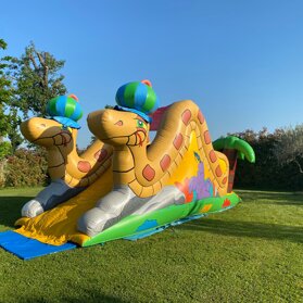 snake slide tutti i bimbi vorranno saltare sul serpente e scivolare giù veloci. lungo 7m alto3.5m e largo 3,5m