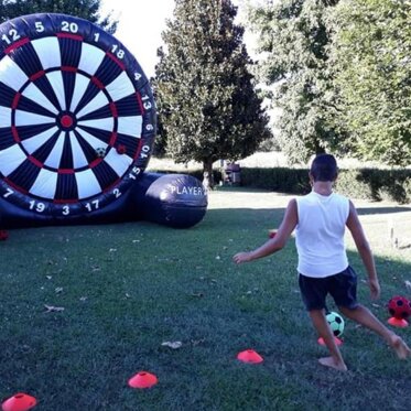football darts tiro a segno con le palle da calcio, vince chi fa più punti