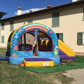 bounce slide arcobaleno ideale per i le feste con i bimbi piccoli. un quadrato di 5m e alto 3,5m bounce slide arcobaleno ideale per i le feste con i bimbi piccoli. un quadrato di 5m e alto 3,5m