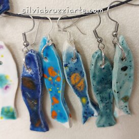 Pesci in varie tecniche ceramiche tradizionali, a smalto e raku