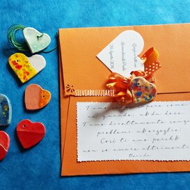 Partecipazioni artistiche Partecipazioni con chiusure tag cuore e cuori in ceramica