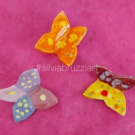 Farfalle a decorazione a engobbio in varie tecniche ceramiche tradizionali, a smalto e raku