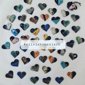 Cuori o Corazon in varie tecniche ceramiche tradizionali, a smalto e raku