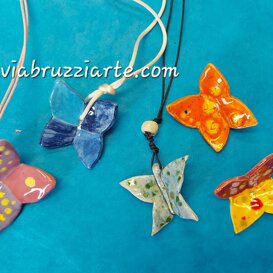 Farfalle a ciondolo in varie tecniche ceramiche tradizionali, a smalto e raku