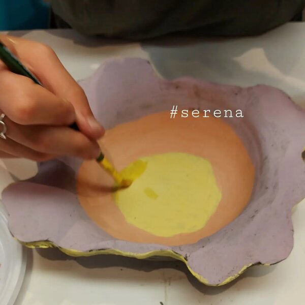 Decorazione a engobbio della sua ciotola