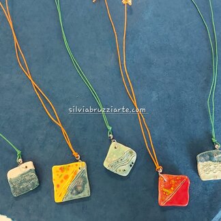 Papel multicolor in varie tecniche ceramiche tradizionali, a smalto e raku