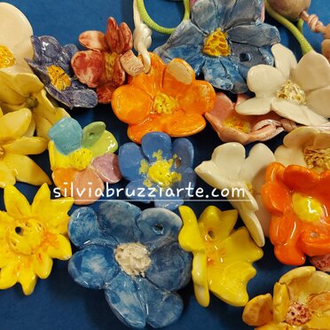 Fiori realizzati a mano personalizzabili Fiori realizzati a mano in vari colori e forme