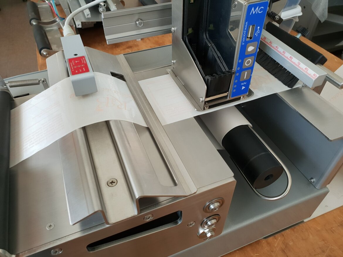 Applicato sull'etichettatrice rileva etichette trasparenti senza riga nera