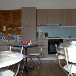 Cucina La cucina è fornita di tutti gli utensili necessari, incluso il microonde.