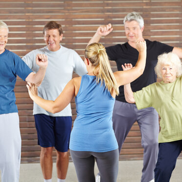 sport per tutte le età un gruppo di persone over 60 praticano ginnastica