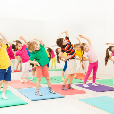Bambini e lo sport un gruppo di bambini si divertono praticando lo sport