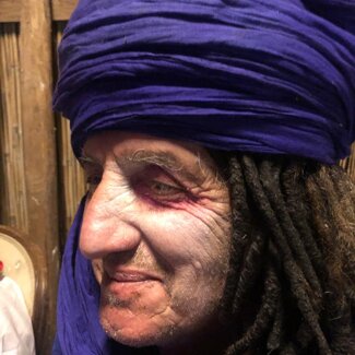 Tonino nei panni del narratore Pricipe Tuareg