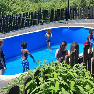 Bimbi in piscina Ancora mezza vuota non hanno saputo attendere per fare una partita a pallavolo