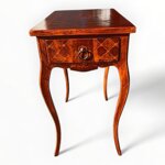 raffinato-tavolino-con-gambe-mosse-intarsiato