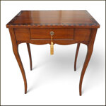 tavolino-sagomato-in-stile-direttorio