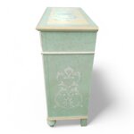 credenza-provenzale-dipinta-a-mano-con-motivi-floreali