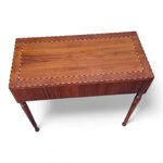 scrittoio-lastronato-ed-intarsiato-con-gamba-tornita