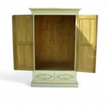 armadio-dipinto-a-mano-con-motivi-floreali