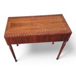 scrittoio-lastronato-ed-intarsiato-con-gamba-tornita