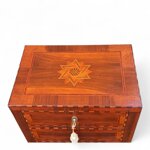 cassettiera-cinquino-lastronata-a-mano-con-intarsio