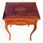 raffinato-tavolino-con-gambe-mosse-intarsiato