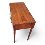 scrittoio-lastronato-ed-intarsiato-con-gamba-tornita