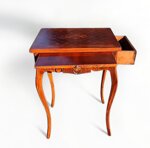 raffinato-tavolino-con-gambe-mosse-intarsiato