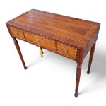 scrittoio-lastronato-ed-intarsiato-con-gamba-tornita