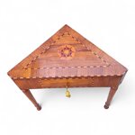 tavolino-ad-angolo-con-piano-intarsiato