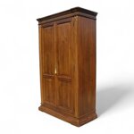 armadio-con-capitelli-e-intarsio