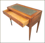 scrittoio-da-centro-con-pianetto-estraibile-e-piano-in-pelle-verde