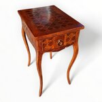 raffinato-tavolino-con-gambe-mosse-intarsiato