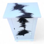 comodino-portatelefono-decorato-con-motivi-moderni