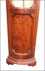 angoliera-cantonale-con-cristallo-bombato-e-ripiani-regolabili-a-scaletta