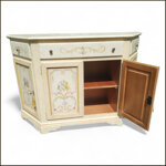 credenza-provenzale-scantonata-dipinta-a-mano