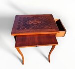 raffinato-tavolino-con-gambe-mosse-intarsiato