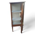 vetrina-classica-arte-povera-con-stoffa