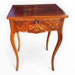 raffinato-tavolino-con-gambe-mosse-intarsiato