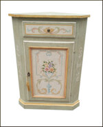 angoliera-cantonale-dipinta-in-stile-provenzale-con-fiori
