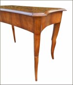 scrittoio-classico-con-piano-sagomato-e-intarsio