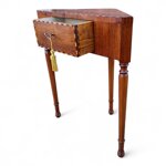 tavolino-ad-angolo-con-piano-intarsiato